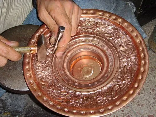 سینی قلم زنی اصفهان یکی از اصیل ترین ومهم ترین صنایع دستی کشور به شمار میرود.
